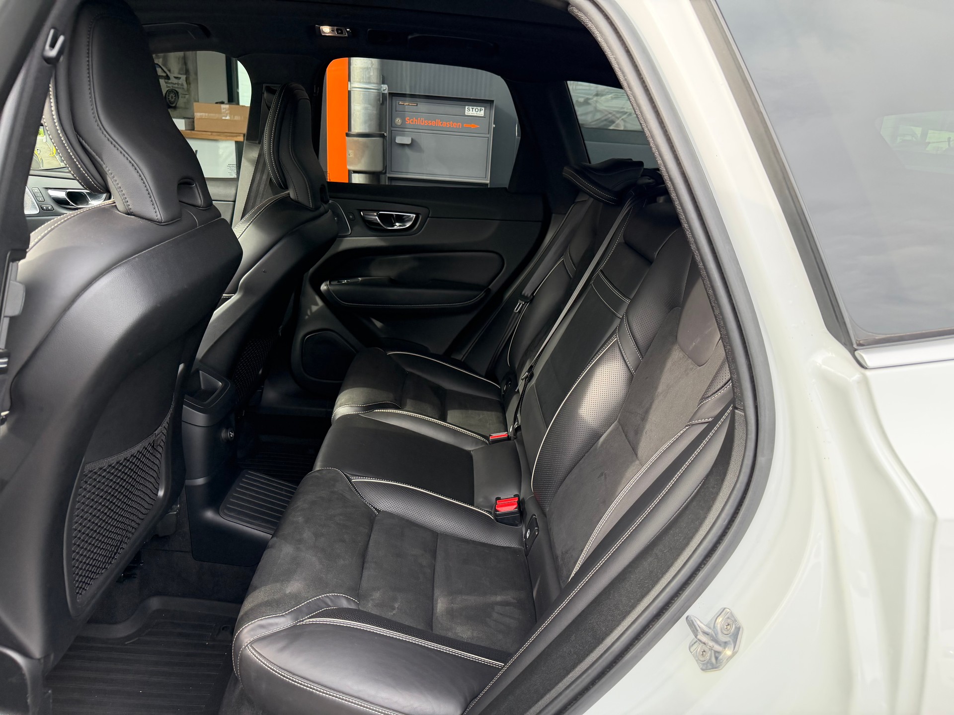 VOLVO XC60 T8 eAWD R-Design Geartronic-image-8