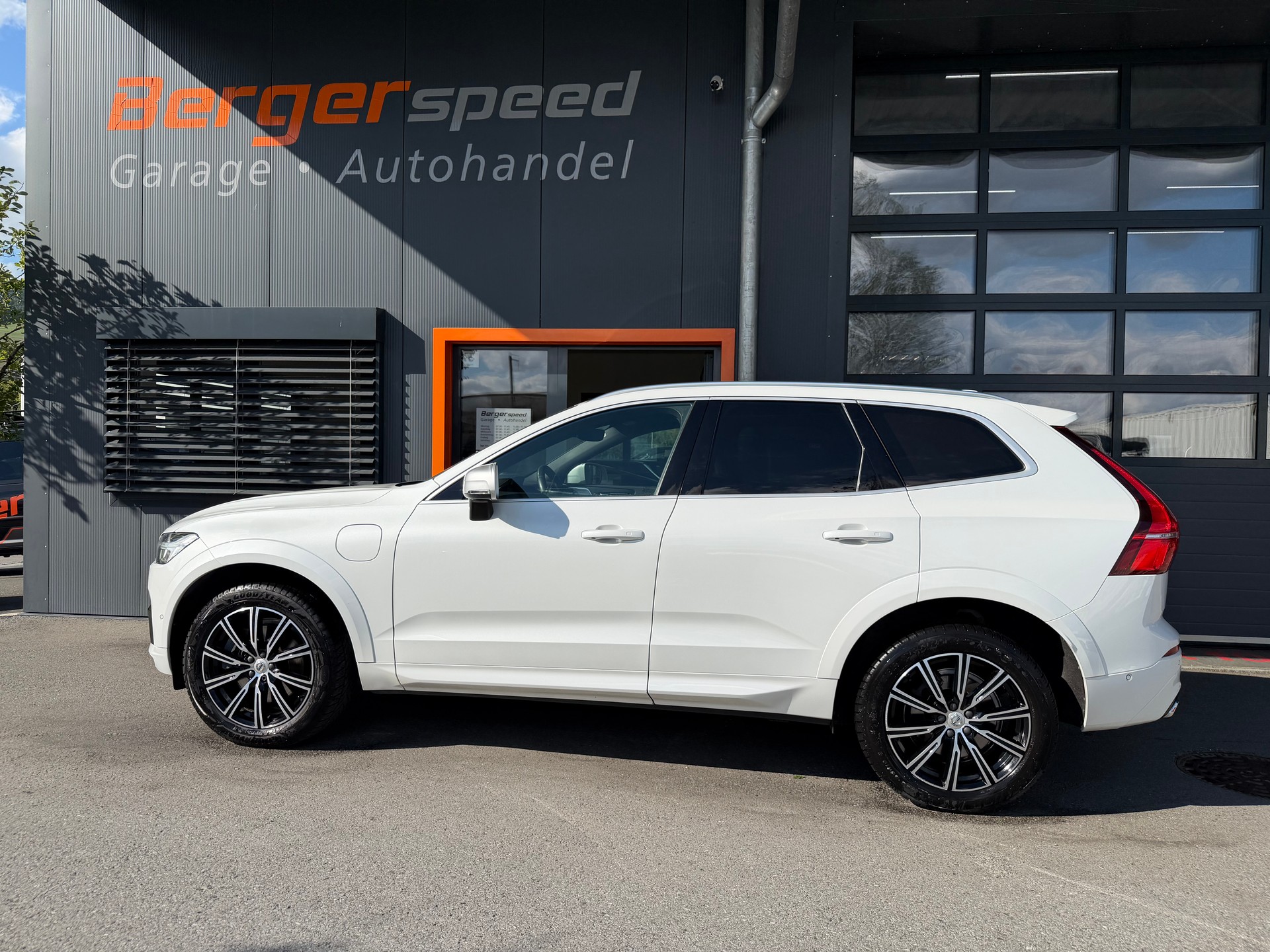 VOLVO XC60 T8 eAWD R-Design Geartronic-image-1