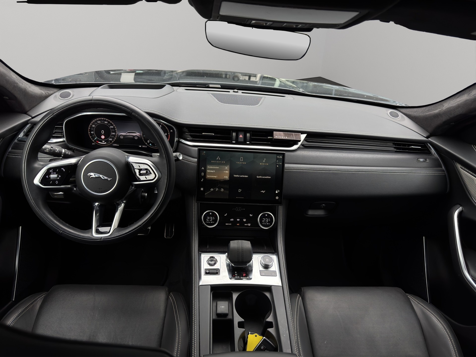 JAGUAR F-Pace 3.0 D I6 R-Dynamic HSE AWD-image-7