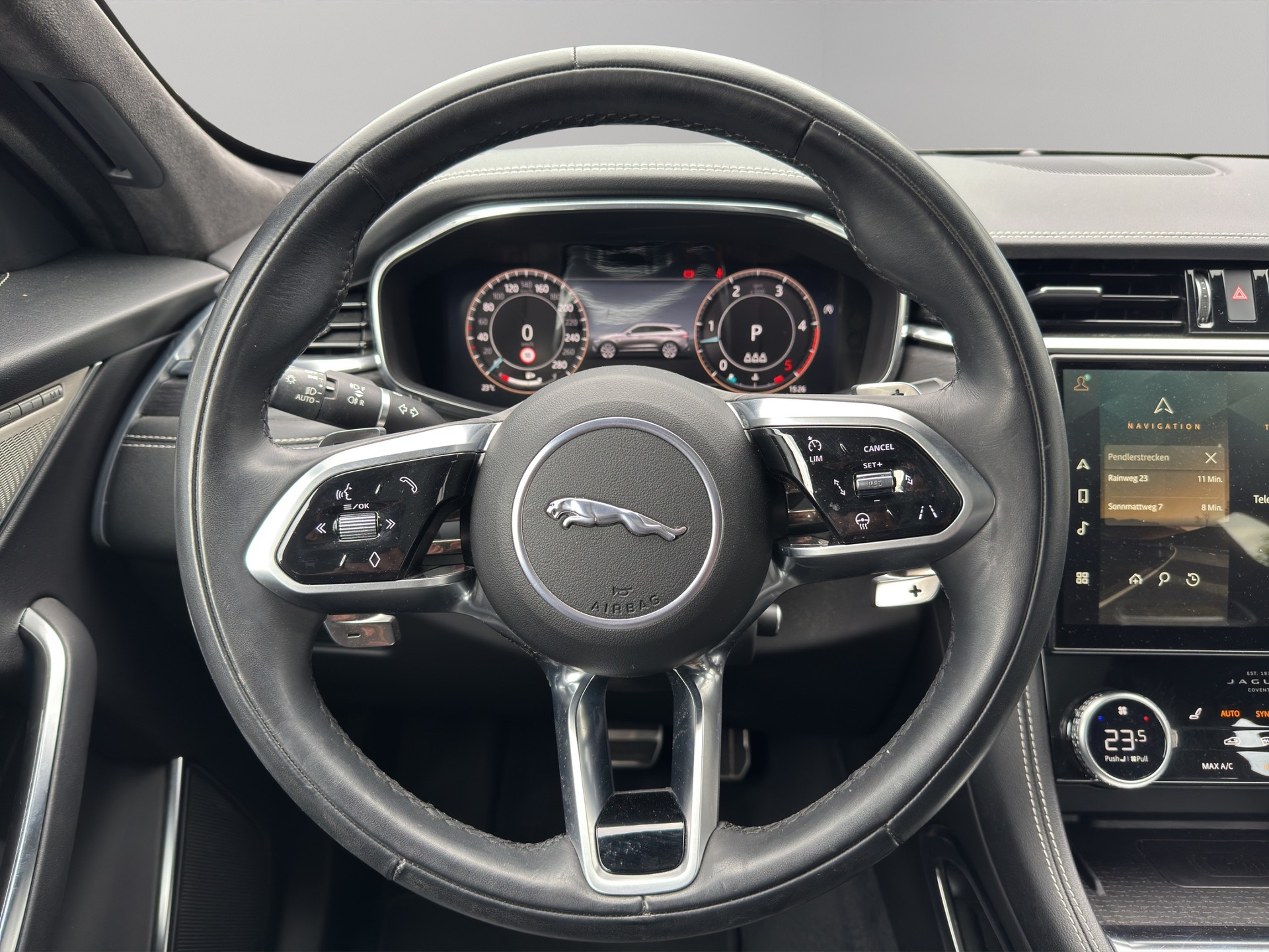 JAGUAR F-Pace 3.0 D I6 R-Dynamic HSE AWD-image-5