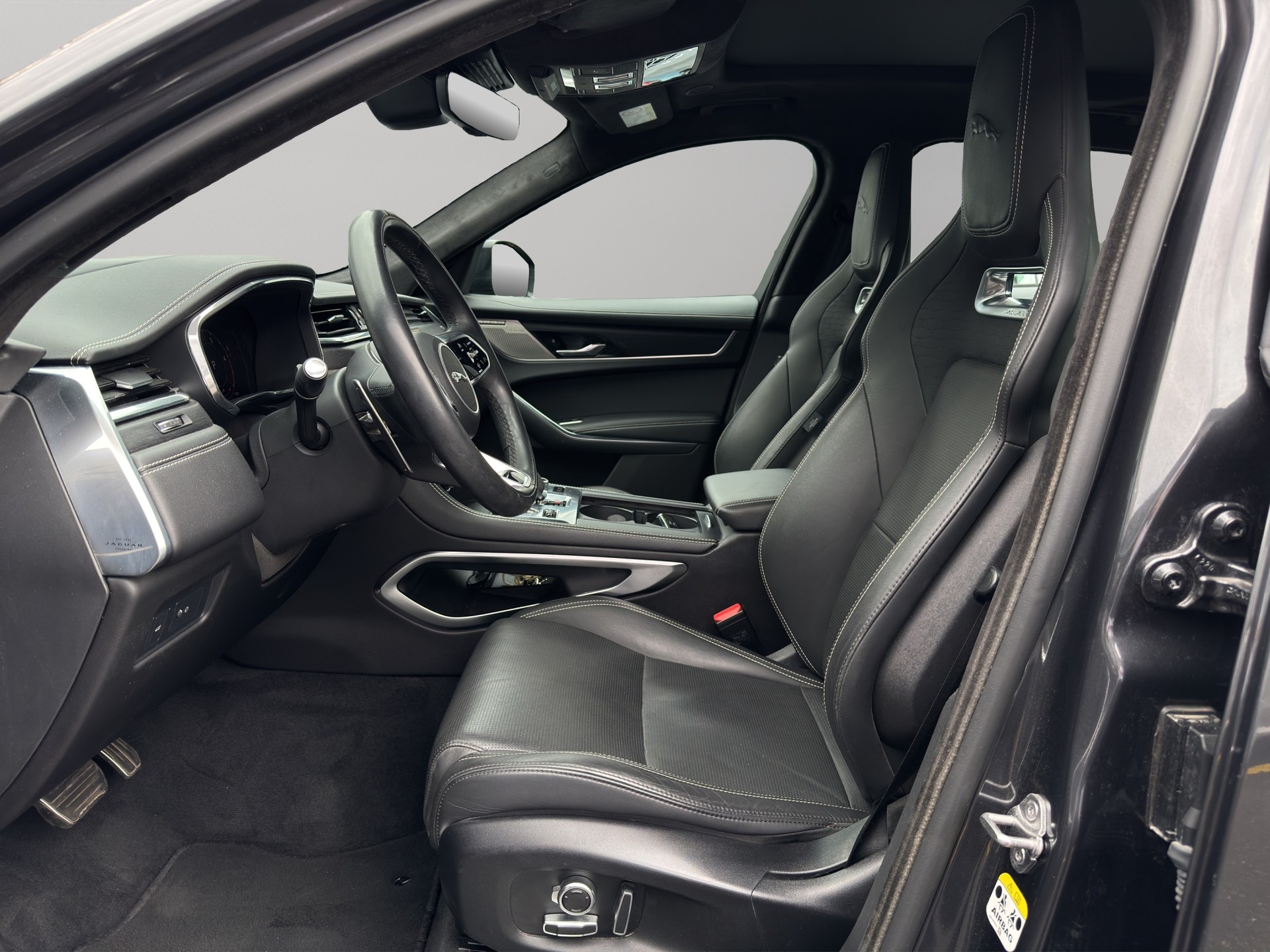 JAGUAR F-Pace 3.0 D I6 R-Dynamic HSE AWD-image-15