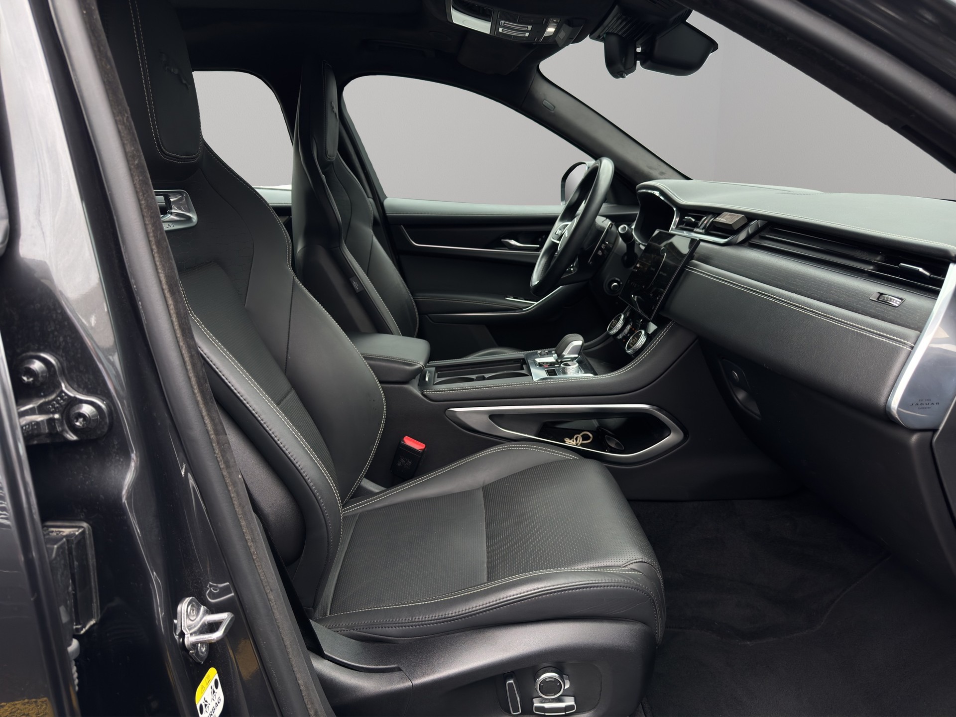 JAGUAR F-Pace 3.0 D I6 R-Dynamic HSE AWD-image-14