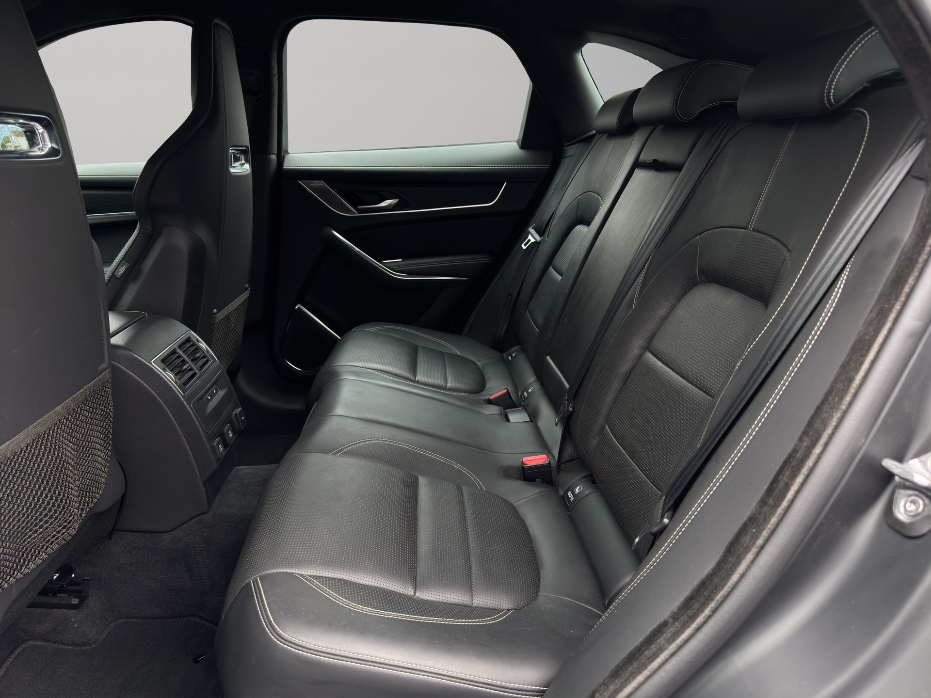 JAGUAR F-Pace 3.0 D I6 R-Dynamic HSE AWD-image-16