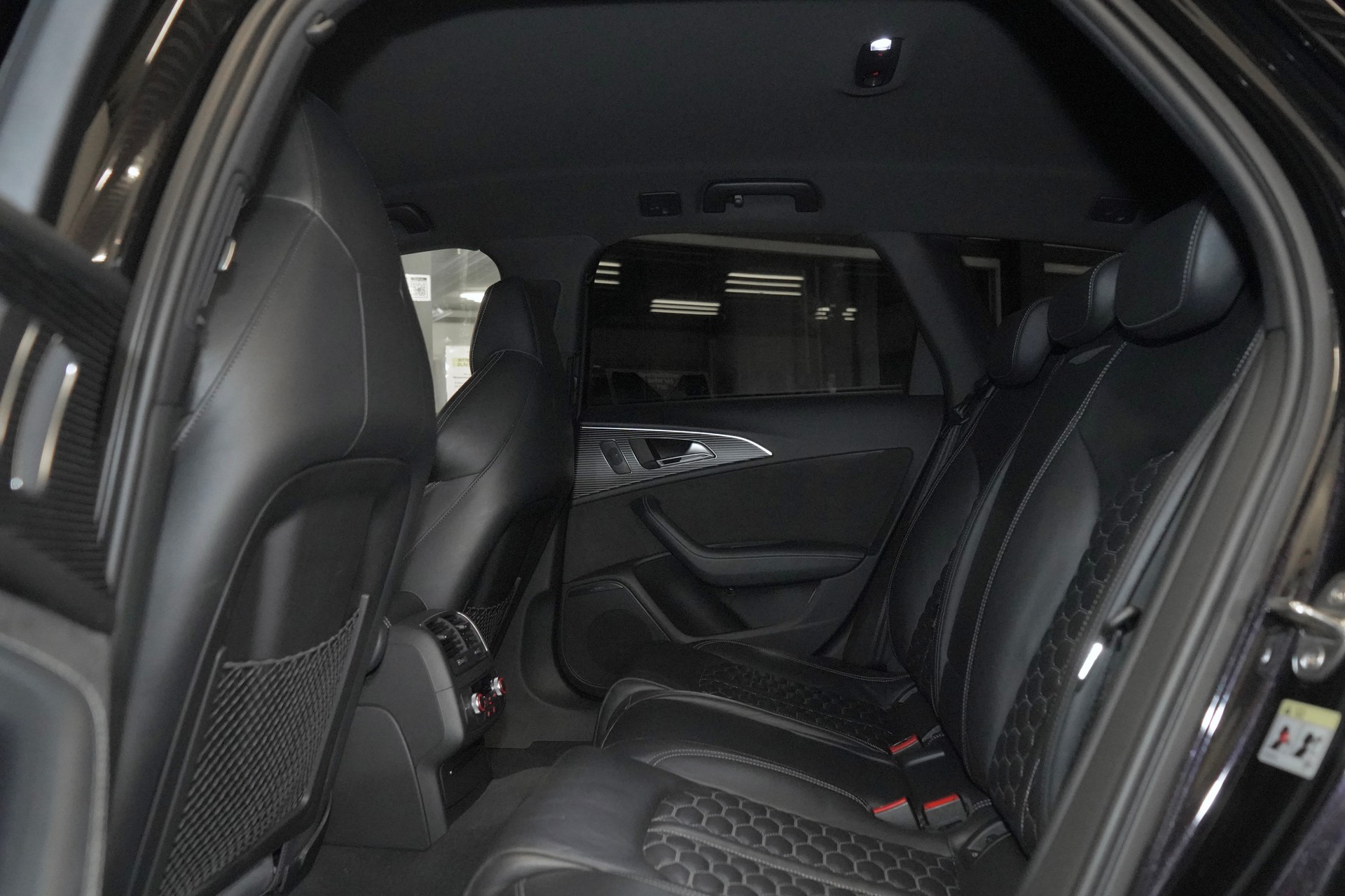 AUDI RS6 Avant 4.0 TFSI V8 performance quattro *Akrapovic Auspuffblenden, Spurassistent, Garantie 12Monate oder 20'000km, Bose*-image-11