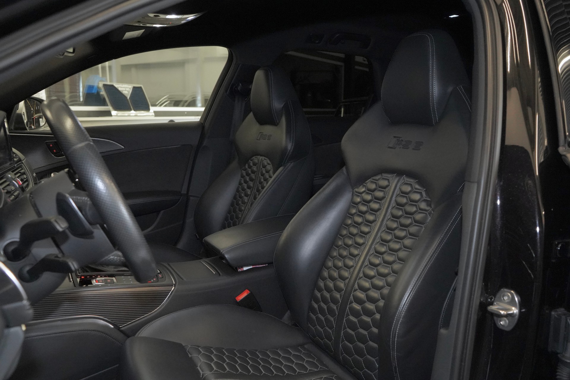 AUDI RS6 Avant 4.0 TFSI V8 performance quattro *Akrapovic Auspuffblenden, Spurassistent, Garantie 12Monate oder 20'000km, Bose*-image-5