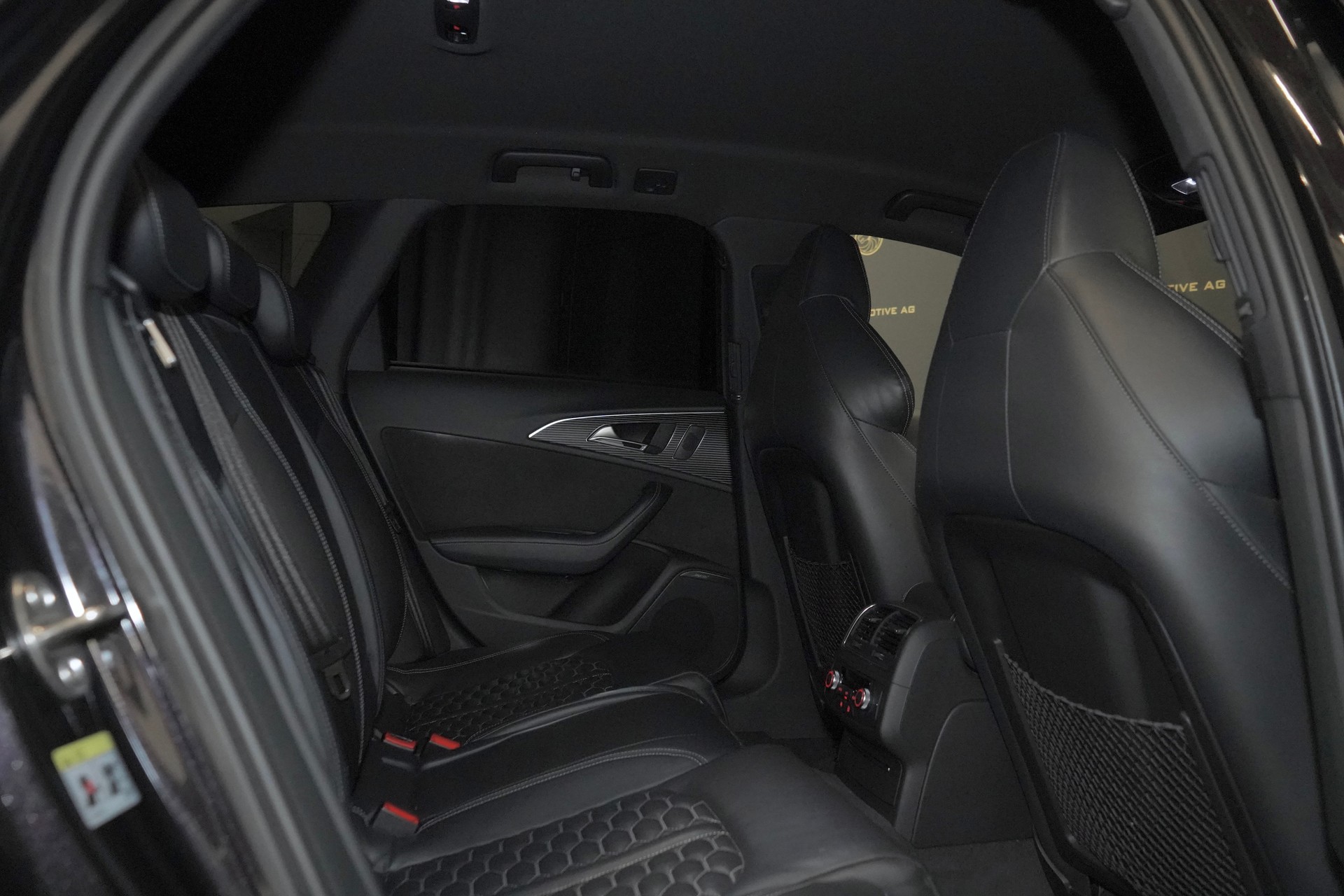 AUDI RS6 Avant 4.0 TFSI V8 performance quattro *Akrapovic Auspuffblenden, Spurassistent, Garantie 12Monate oder 20'000km, Bose*-image-12