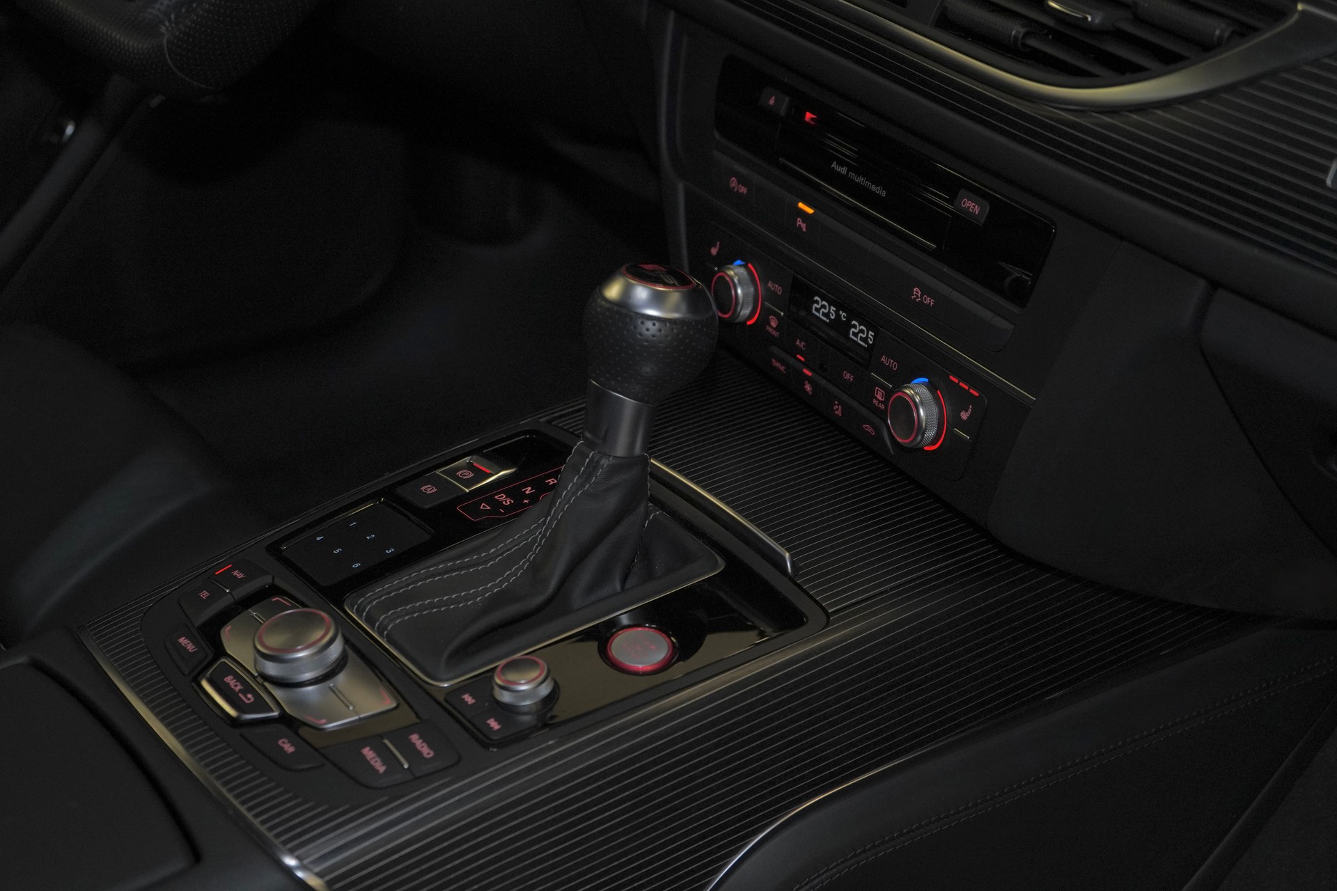 AUDI RS6 Avant 4.0 TFSI V8 performance quattro *Akrapovic Auspuffblenden, Spurassistent, Garantie 12Monate oder 20'000km, Bose*-image-3