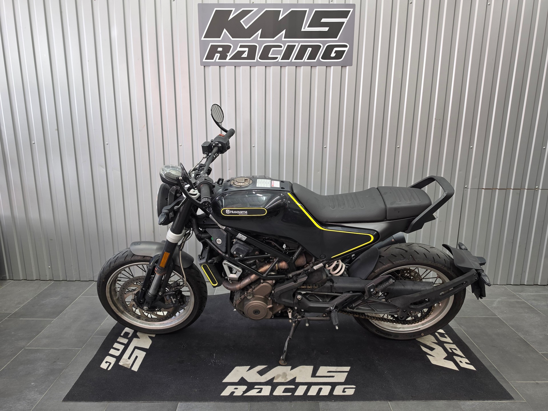 HUSQVARNA Svartpilen 401-showroom-element-1