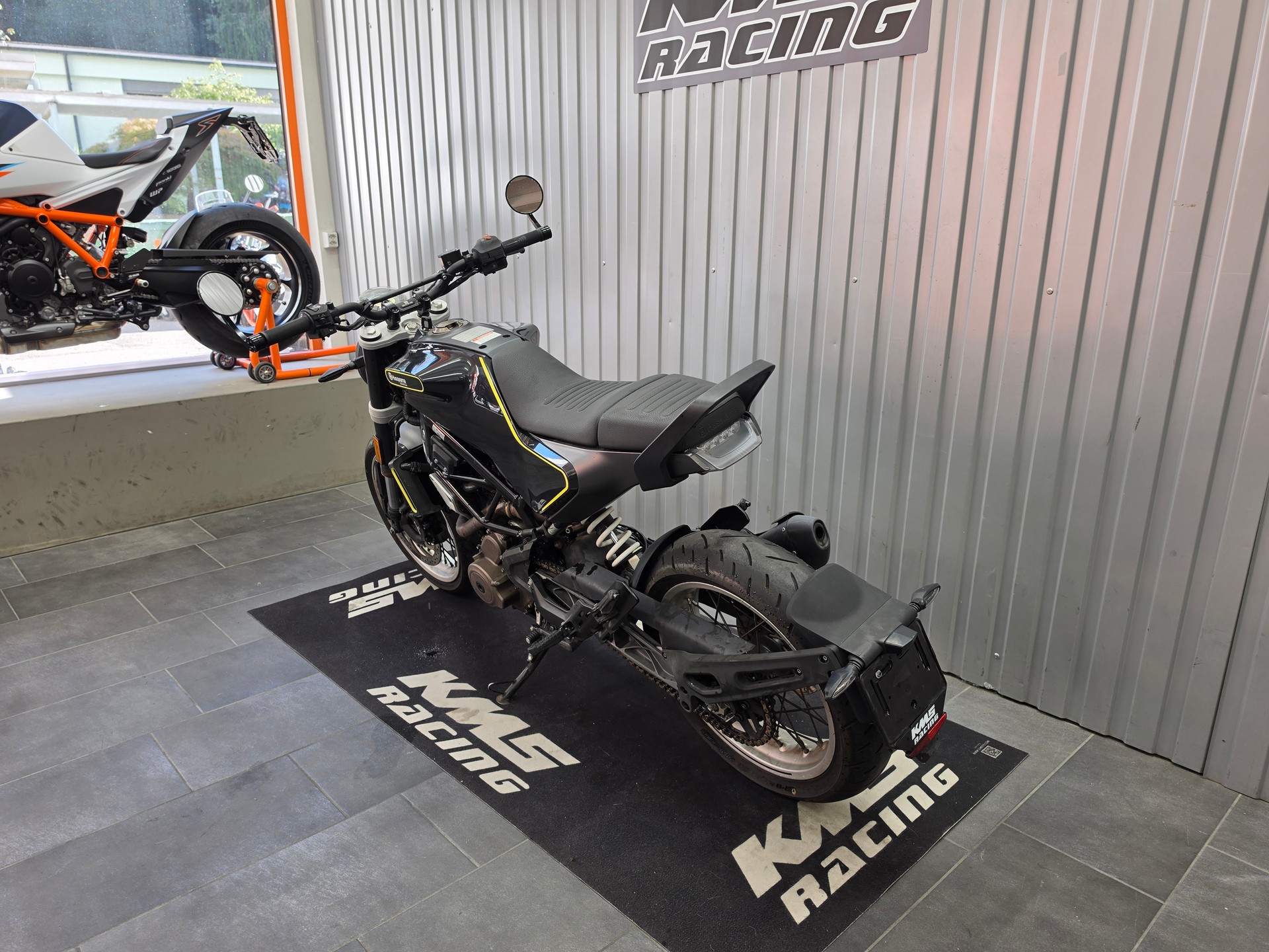 HUSQVARNA Svartpilen 401-showroom-element-3
