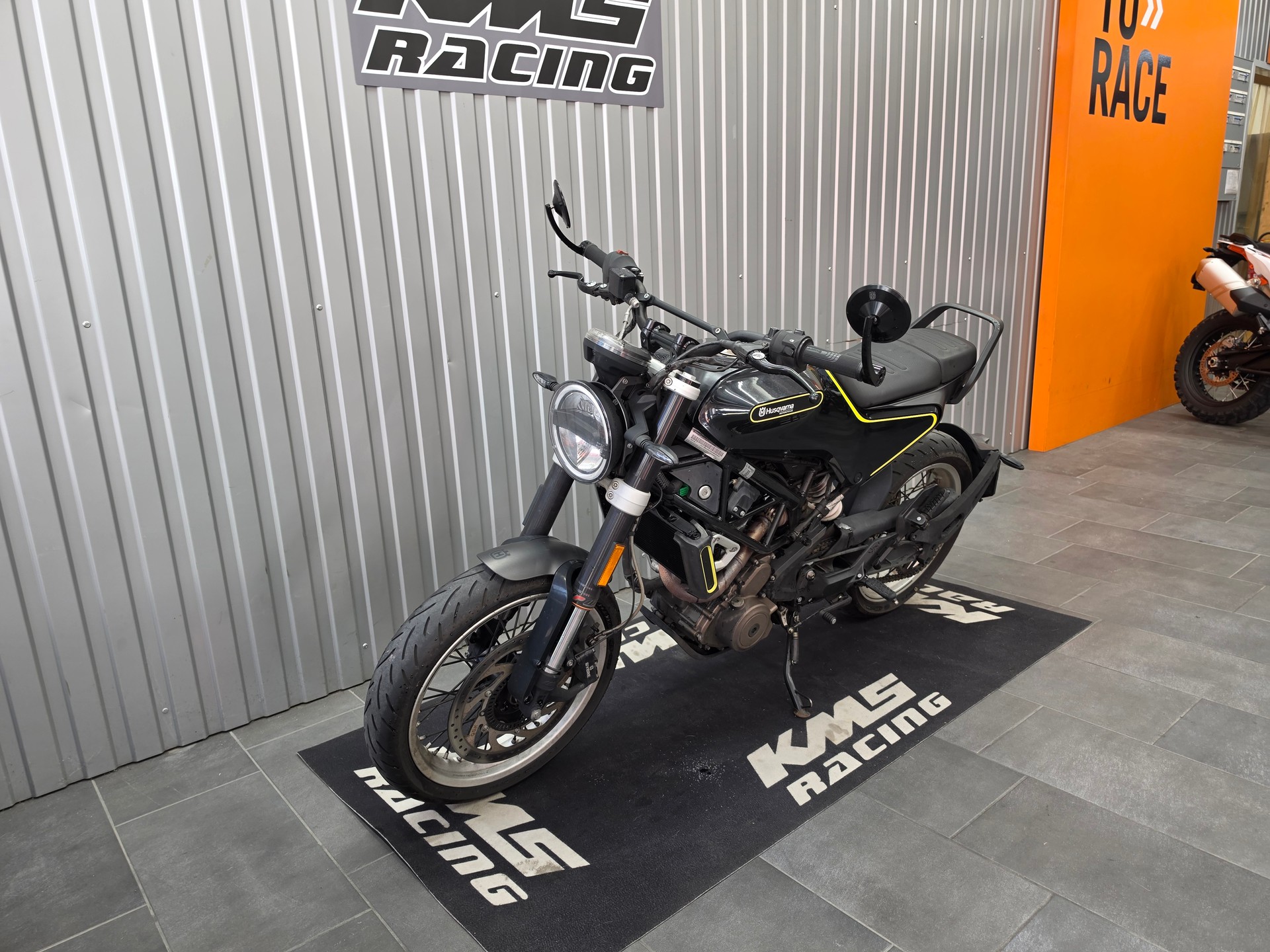 HUSQVARNA Svartpilen 401-showroom-element-2