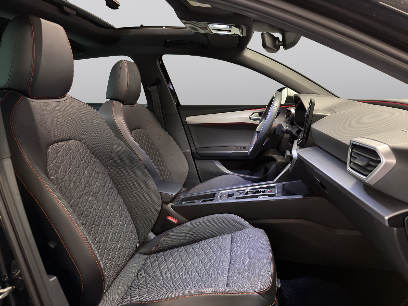 SEAT Leon 1.5 eTSI mHEV DSG FR-image-1
