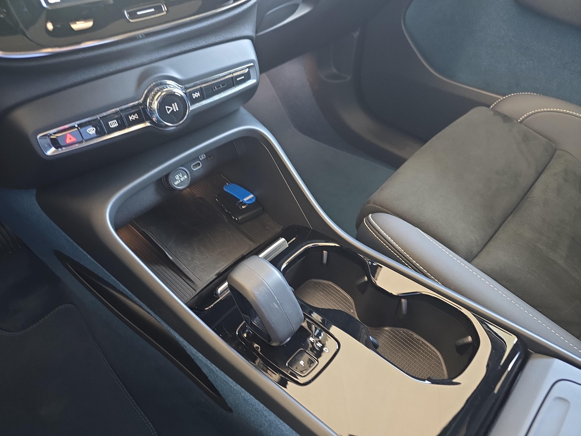 VOLVO C40 P8 Twin Recharge AWD-image-14
