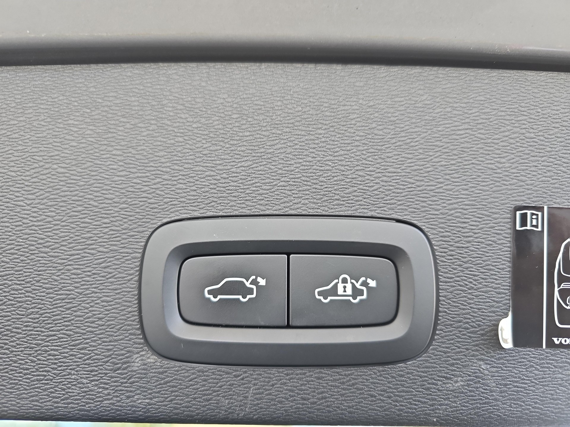 VOLVO C40 P8 Twin Recharge AWD-image-18