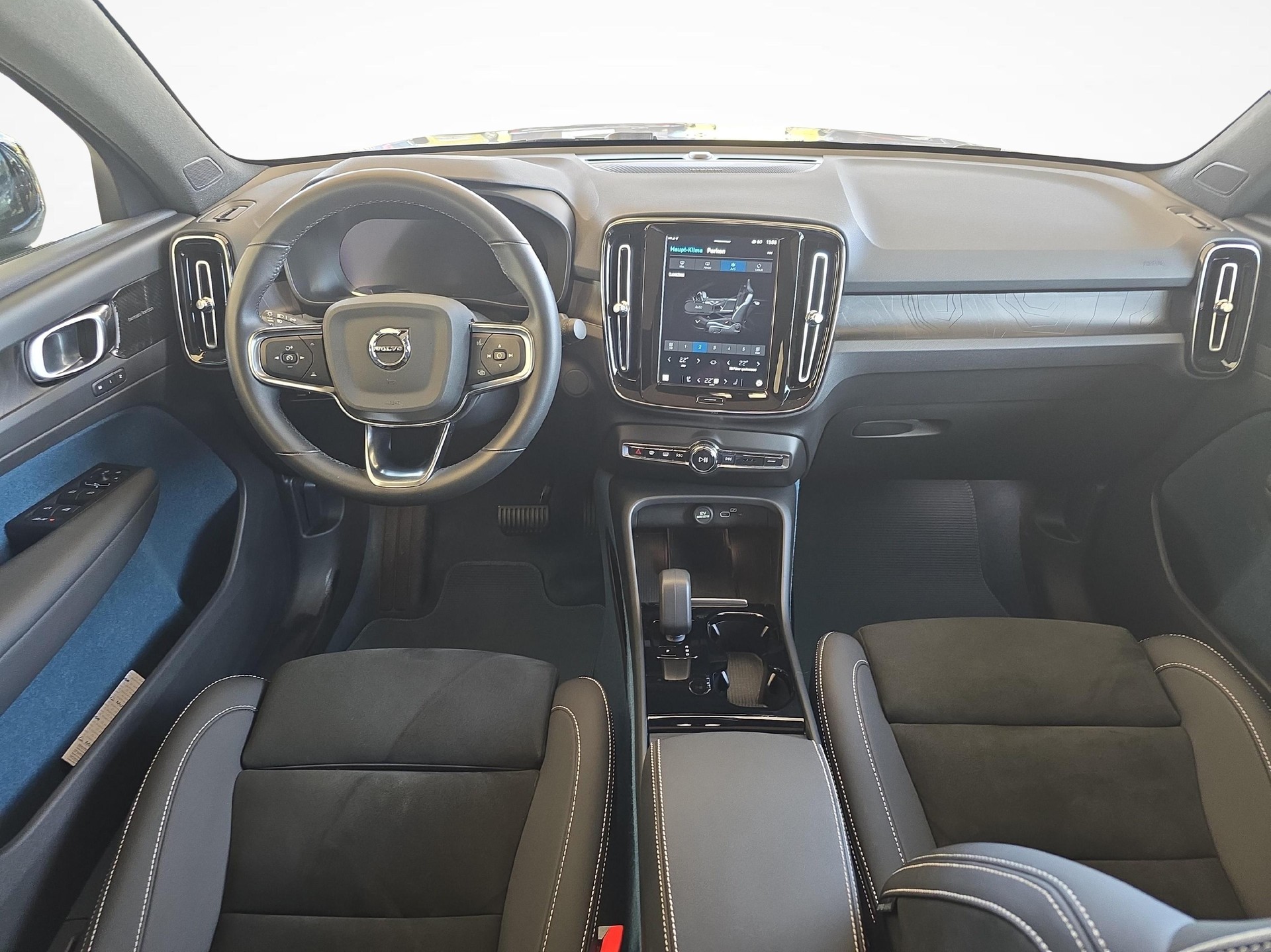 VOLVO C40 P8 Twin Recharge AWD-image-9