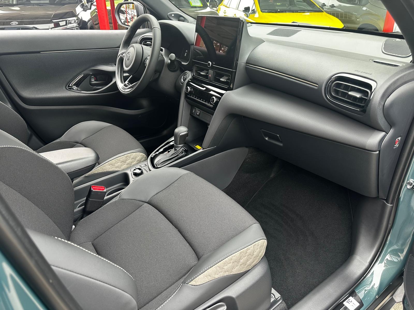 TOYOTA Yaris Cross 1.5 VVT-i HSD Premium AWD-i-image-12