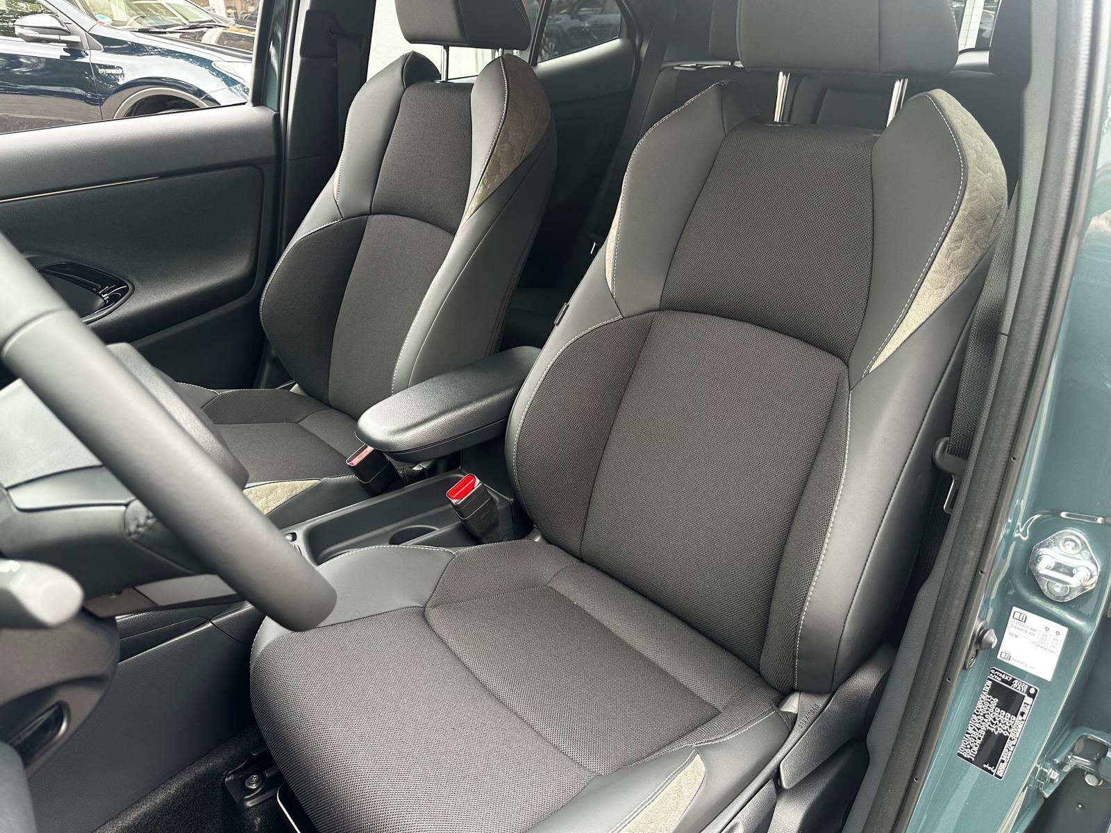 TOYOTA Yaris Cross 1.5 VVT-i HSD Premium AWD-i-image-9