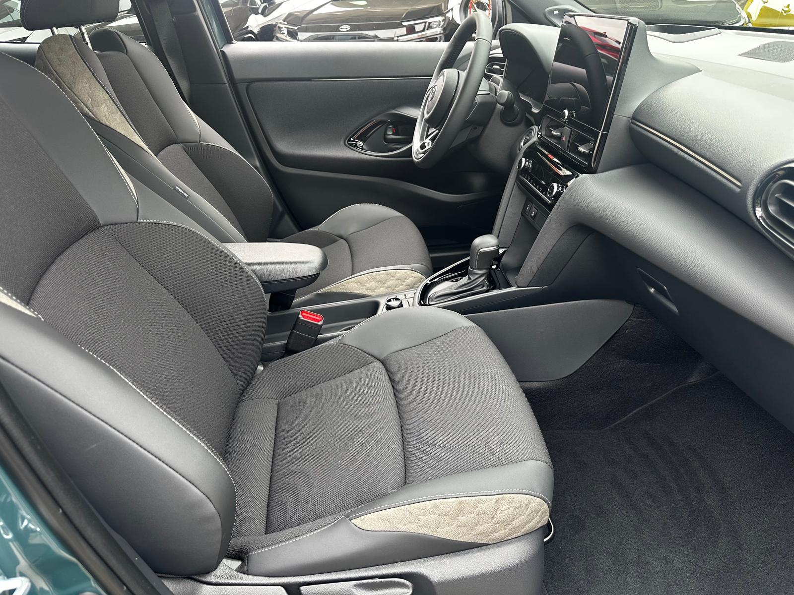 TOYOTA Yaris Cross 1.5 VVT-i HSD Premium AWD-i-image-13