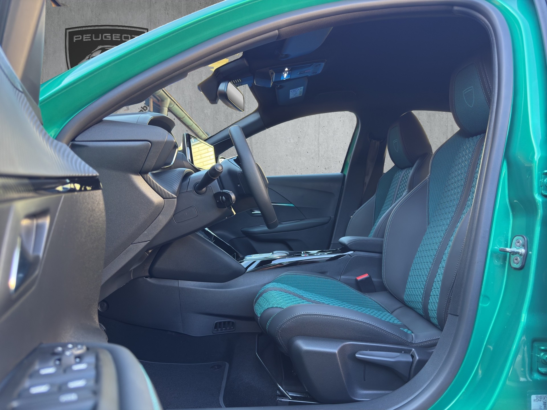 PEUGEOT 208 1.2 Hybrid Envy-image-8