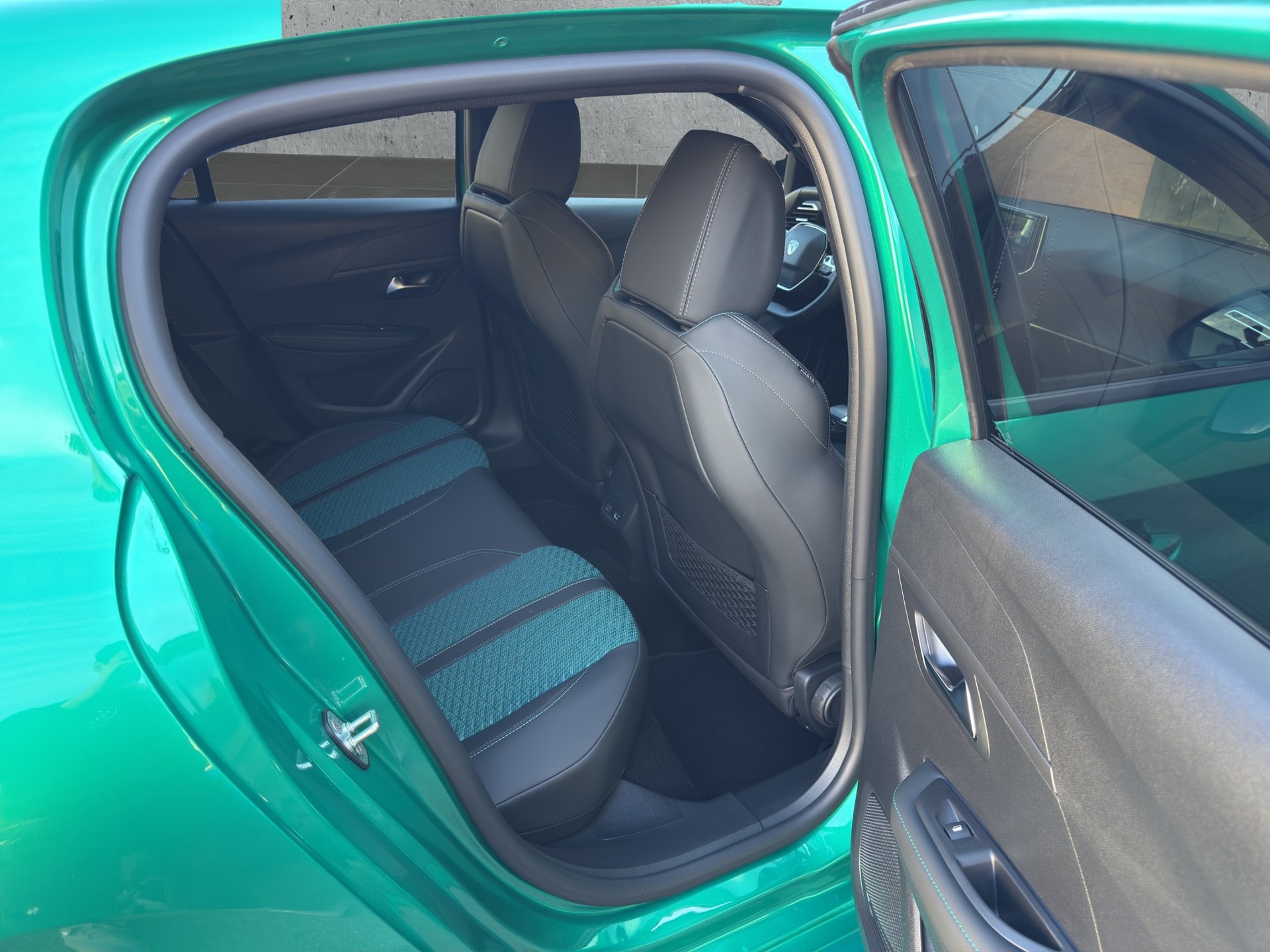 PEUGEOT 208 1.2 Hybrid Envy-image-17