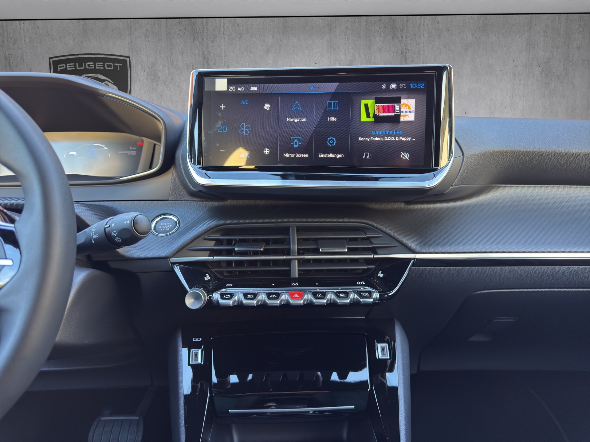 PEUGEOT 208 1.2 Hybrid Envy-image-14