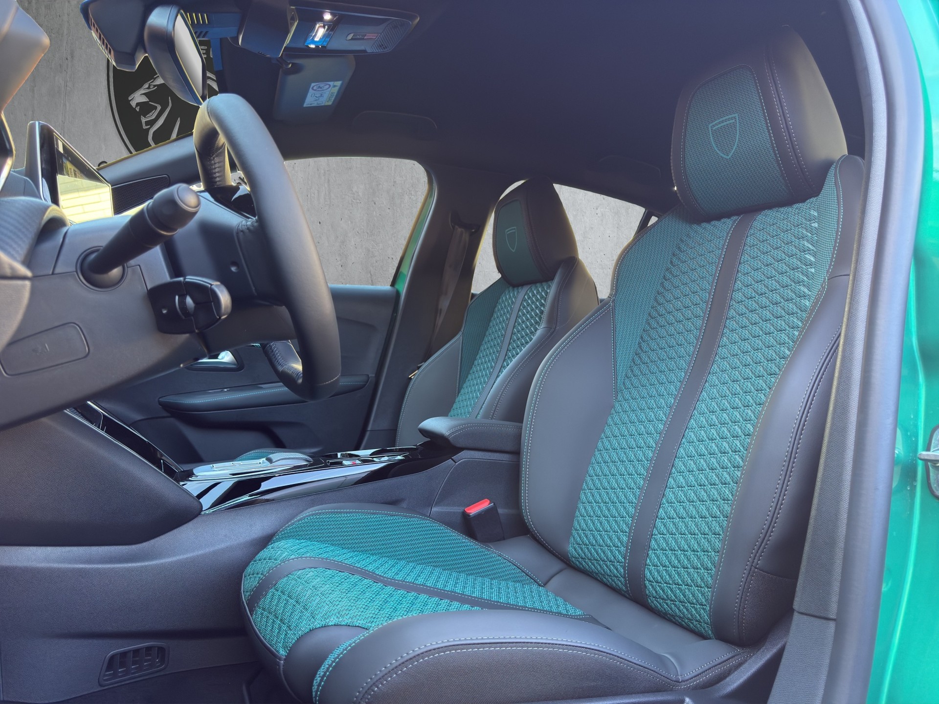 PEUGEOT 208 1.2 Hybrid Envy-image-9