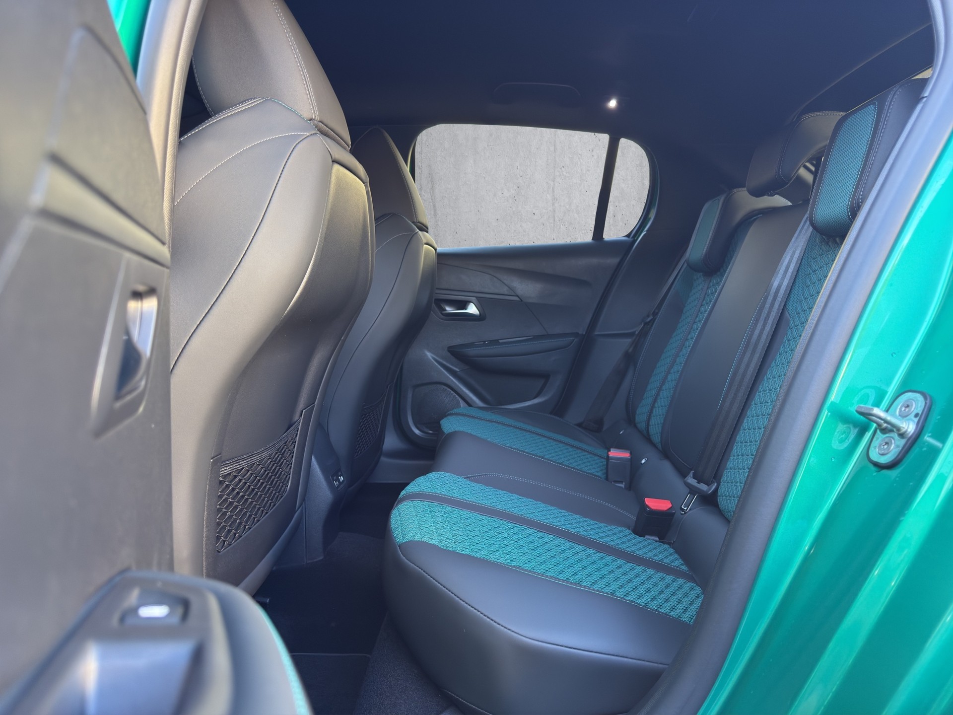 PEUGEOT 208 1.2 Hybrid Envy-image-16