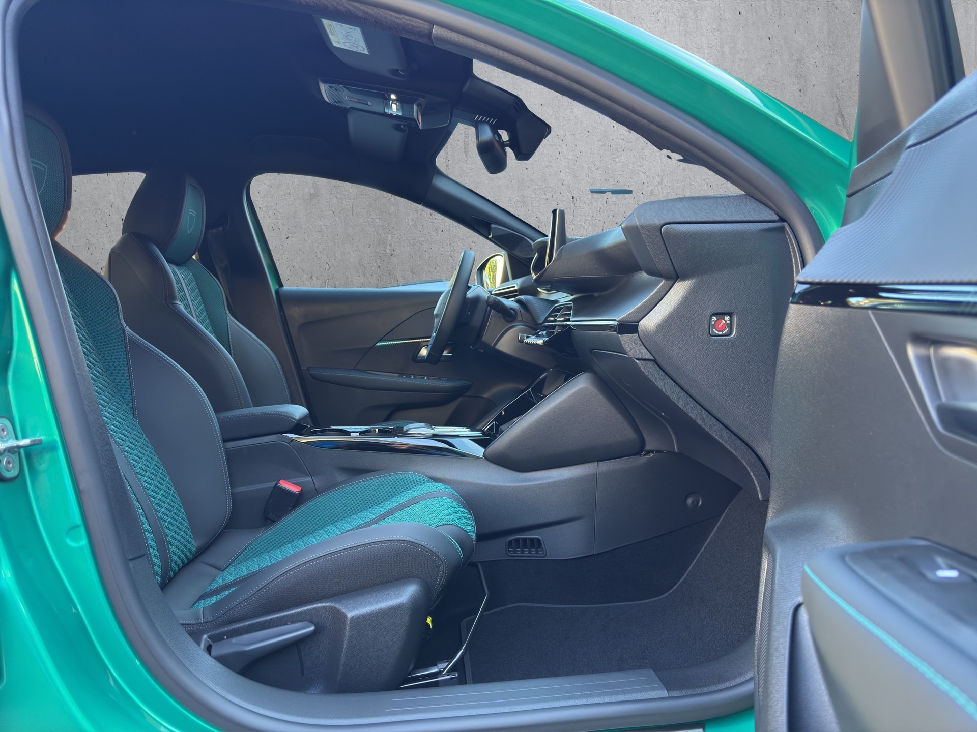 PEUGEOT 208 1.2 Hybrid Envy-image-18
