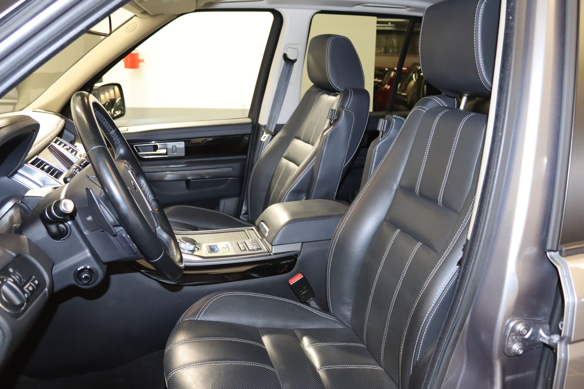 LAND ROVER 3.0 SDV6 HSE-image-1