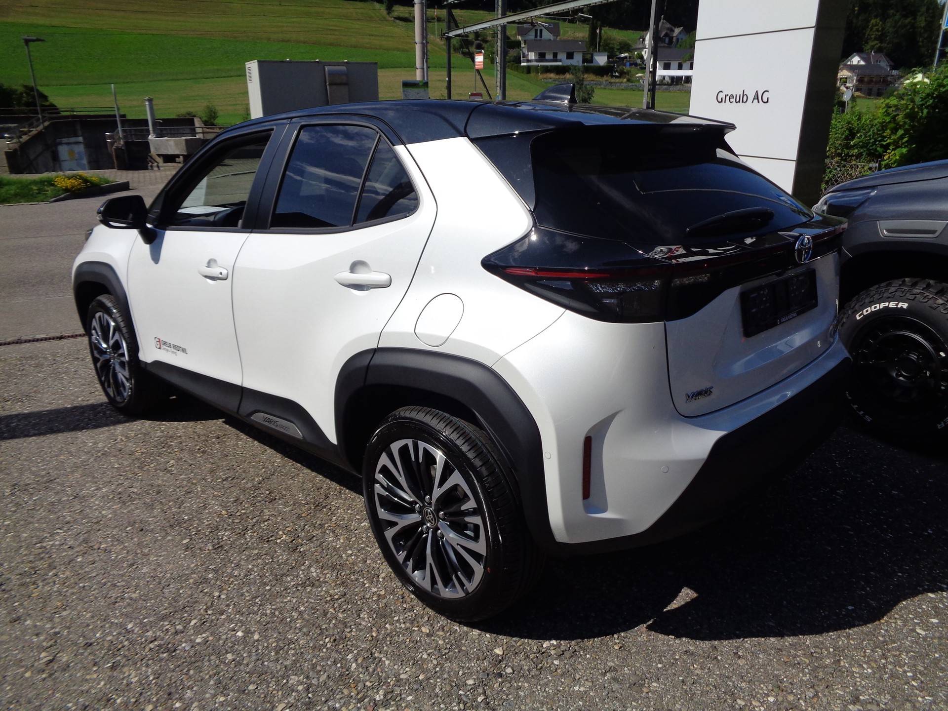 TOYOTA Yaris Cross 1.5 Elegant e-CVT AWDi-image-1