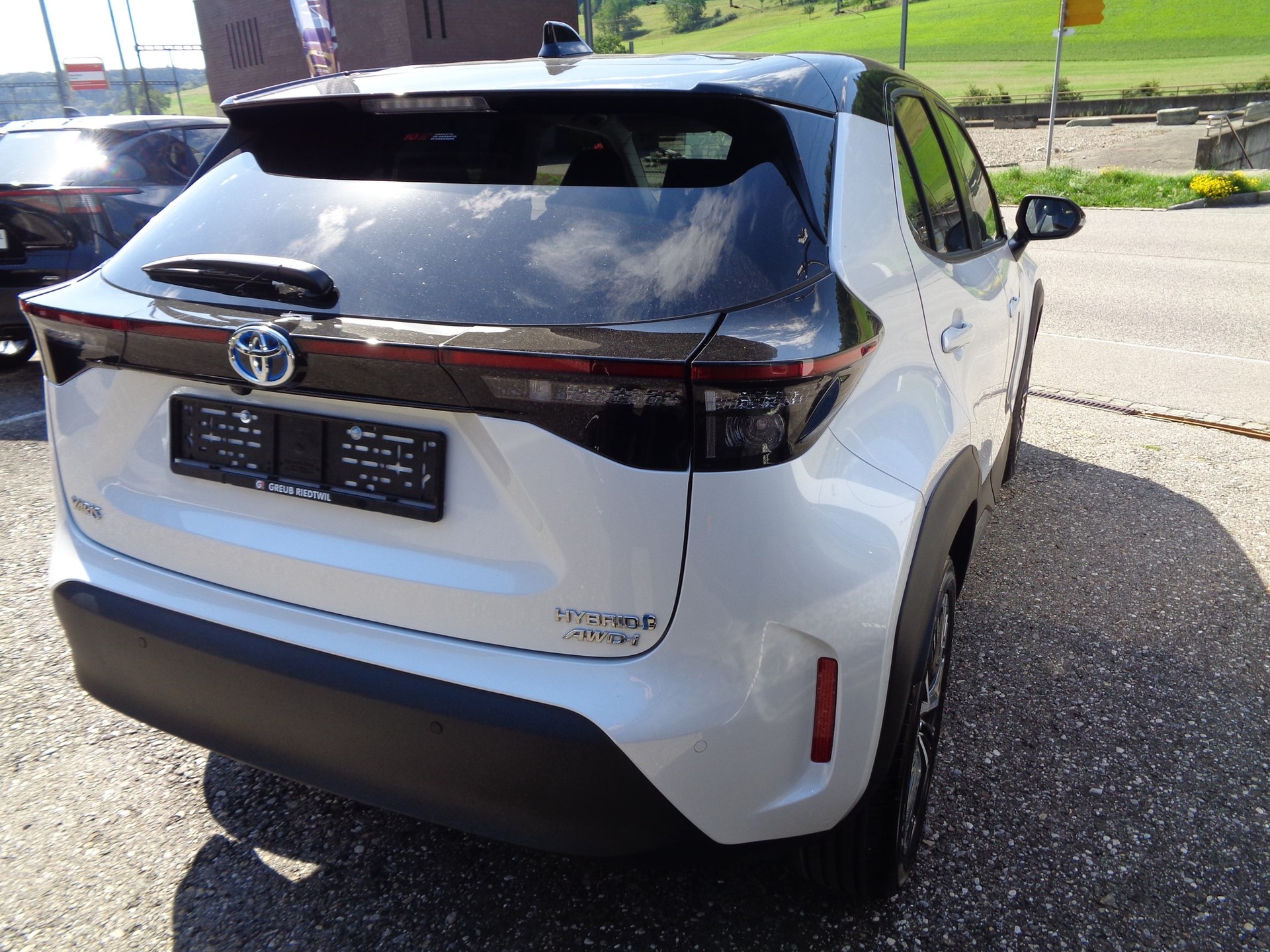 TOYOTA Yaris Cross 1.5 Elegant e-CVT AWDi-image-3