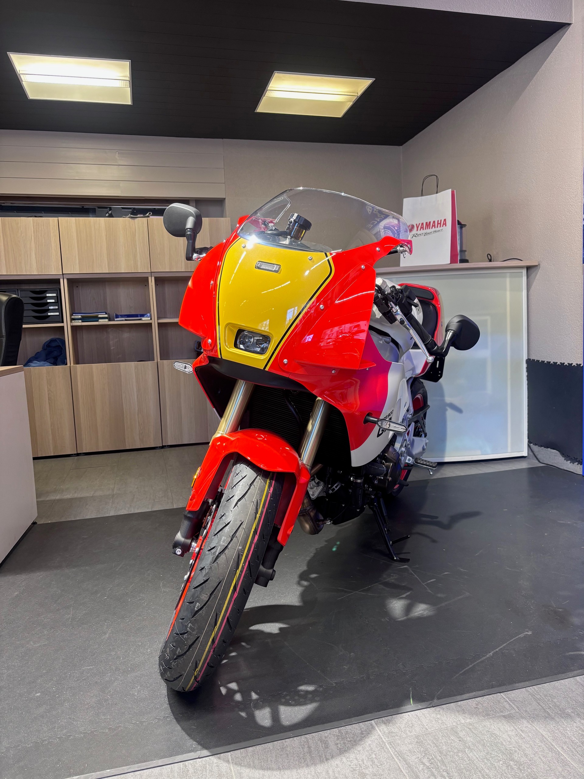 YAMAHA XSR 900 GP-showroom-element-1