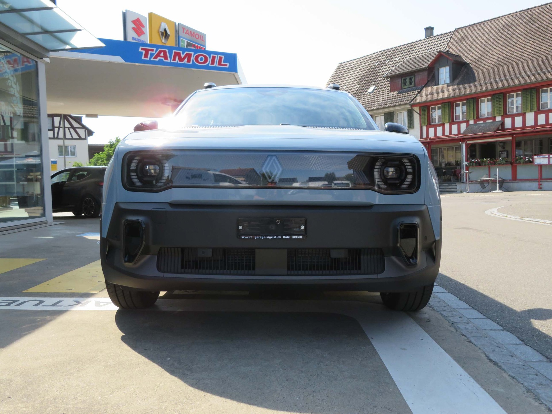 RENAULT 4 E-Tech Comfort Range techno-showroom-element-3