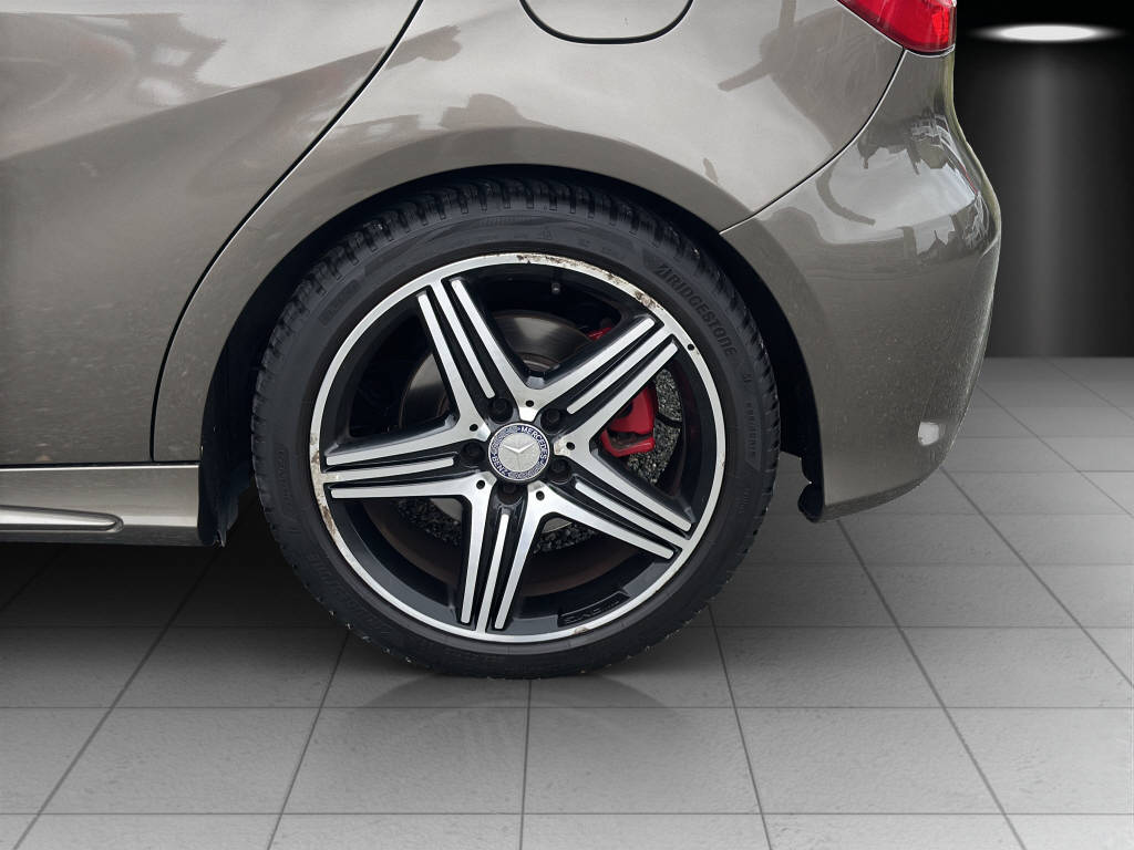 MERCEDES-BENZ A 250 Sport AMG Line-image-14