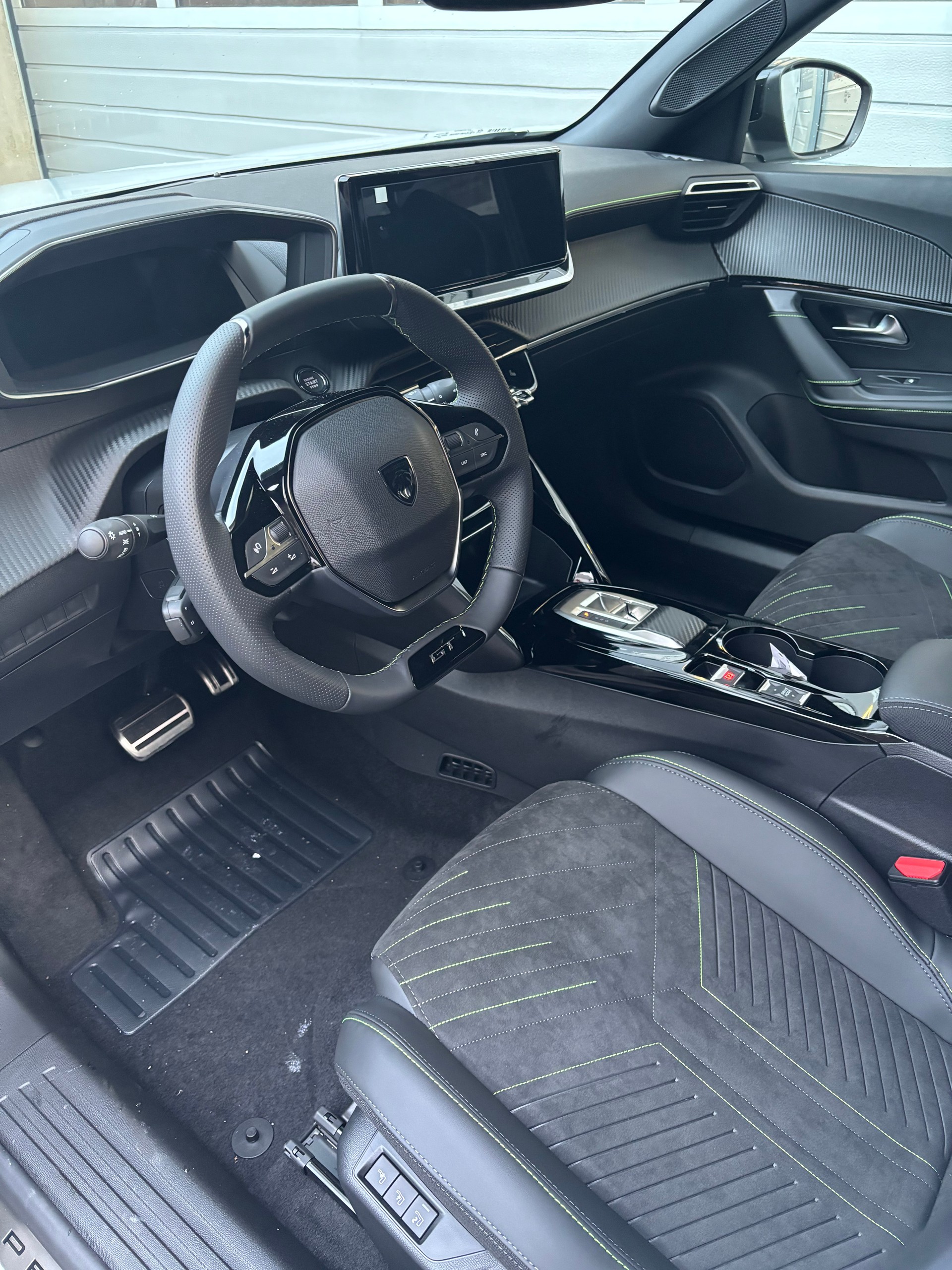 PEUGEOT 2008 1.2 145 MHEV GT-image-3