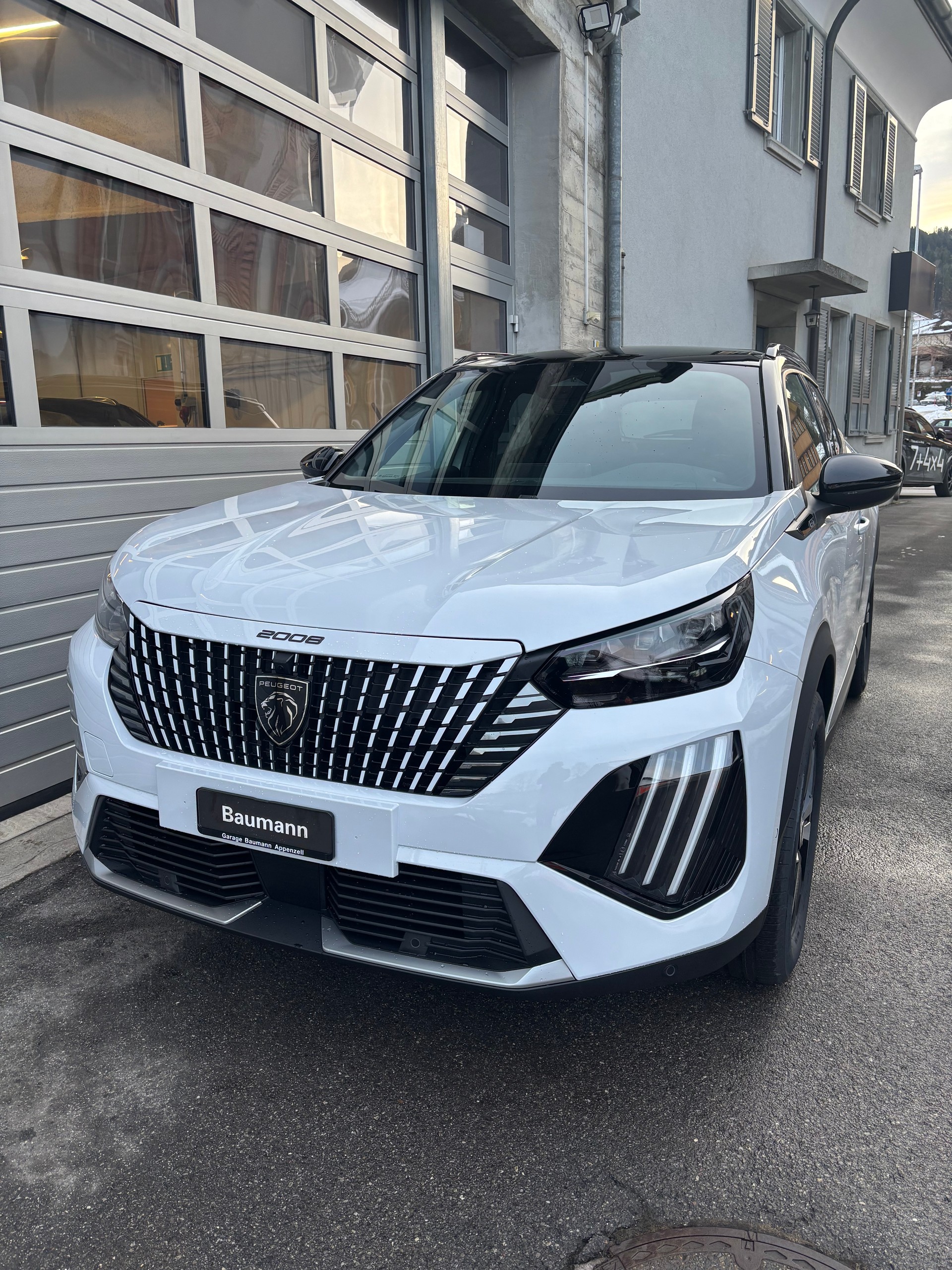 PEUGEOT 2008 1.2 145 MHEV GT-image-1