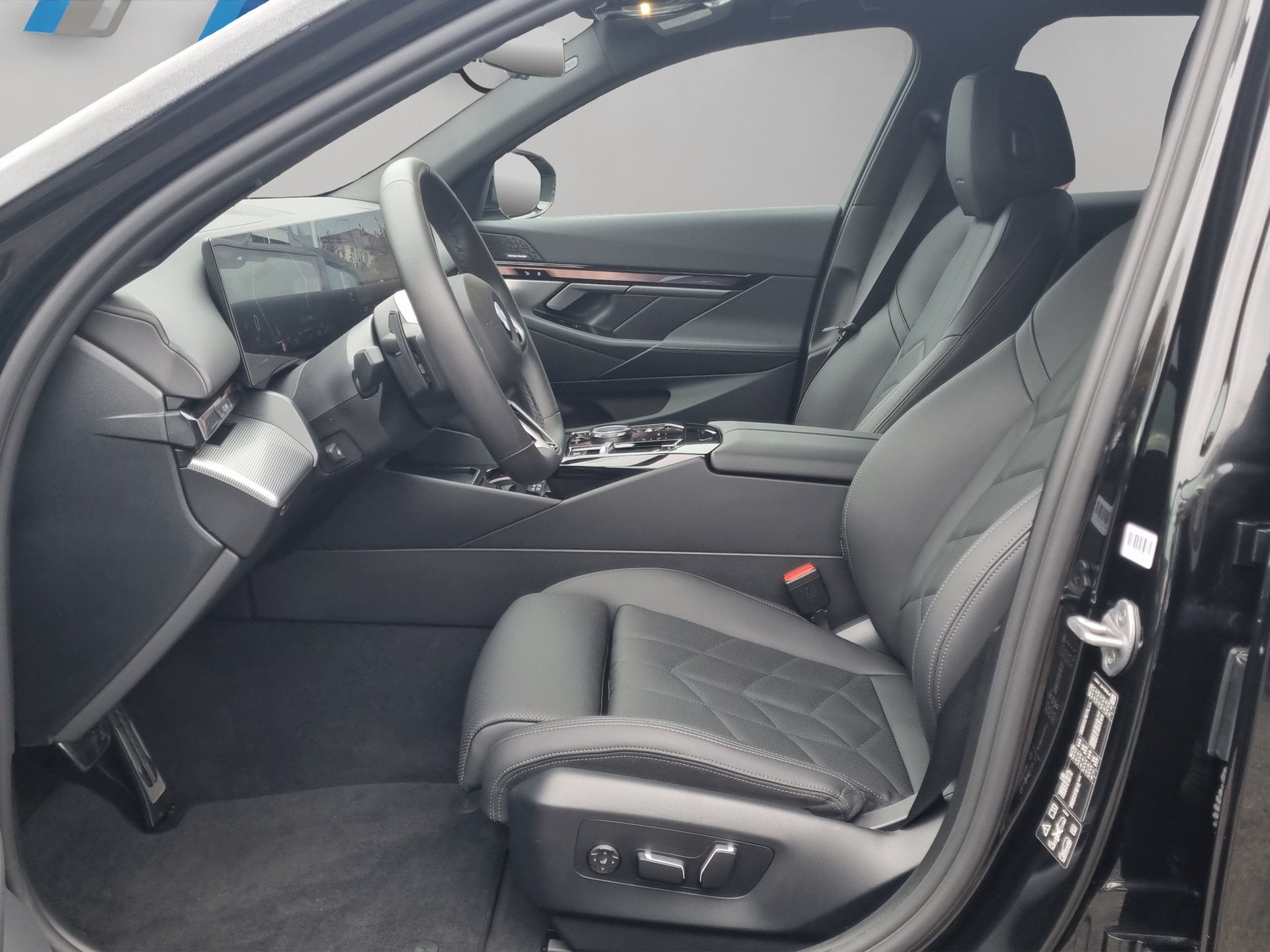 BMW 520d xDrive 48V Touring M Sport Steptronic-image-10