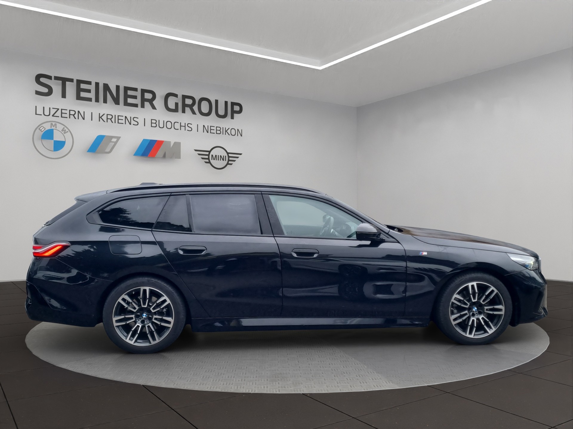 BMW 520d xDrive 48V Touring M Sport Steptronic-image-3