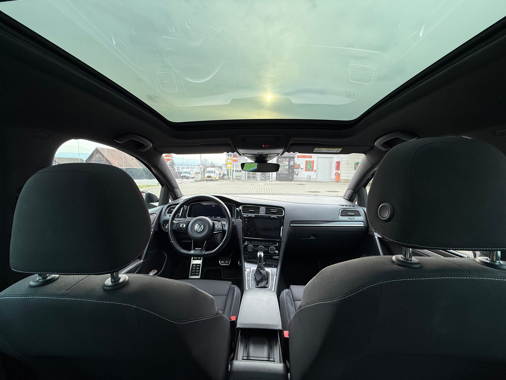 VW Golf Variant 2.0 TSI R 4Motion DSG Panoramadach-image-3