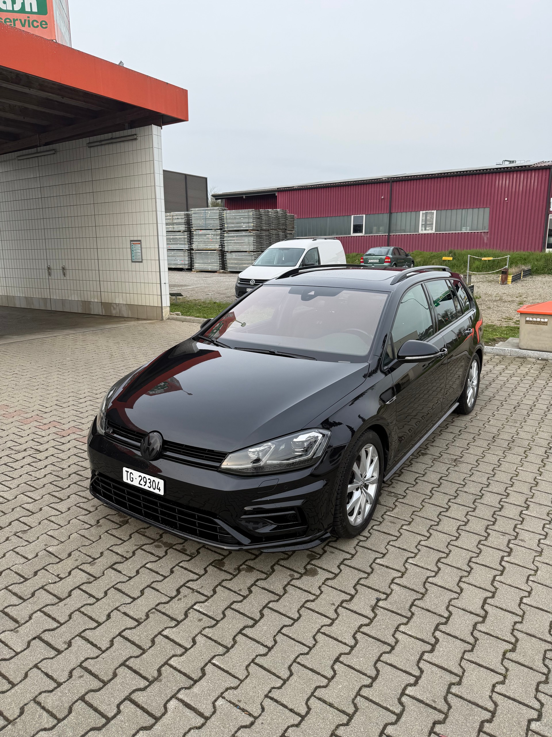 VW Golf Variant 2.0 TSI R 4Motion DSG Panoramadach-image-1