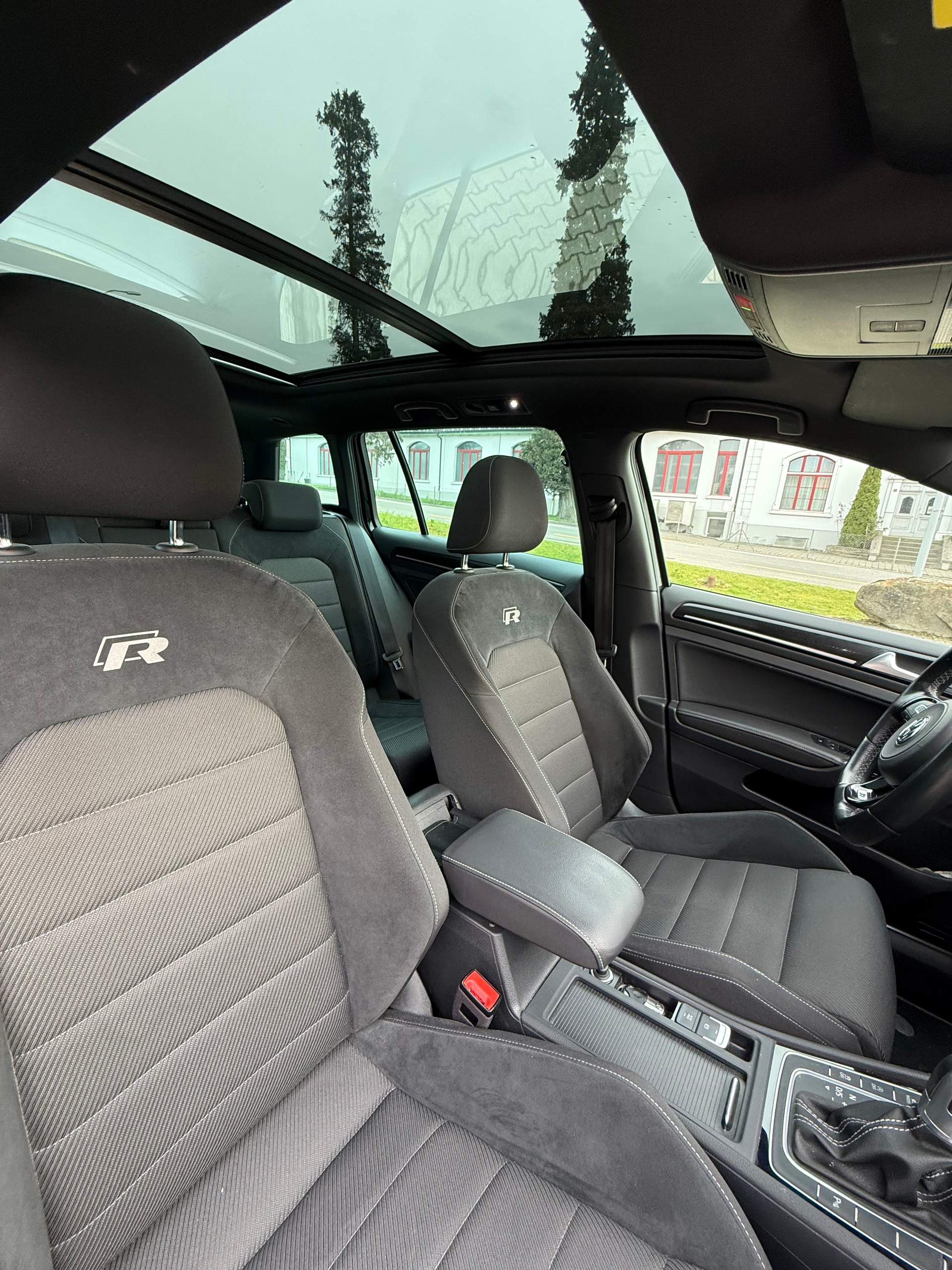 VW Golf Variant 2.0 TSI R 4Motion DSG Panoramadach-image-4