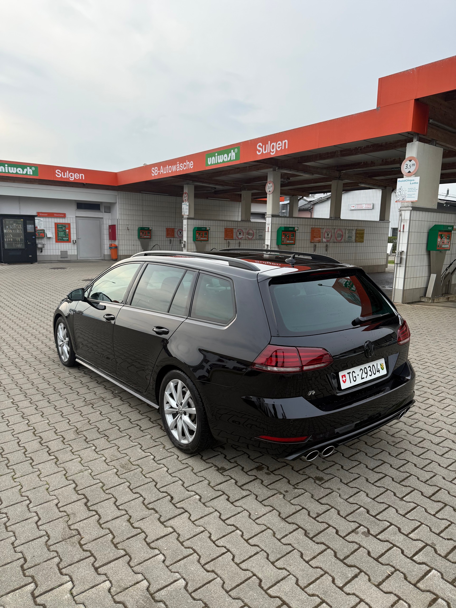 VW Golf Variant 2.0 TSI R 4Motion DSG Panoramadach-image-2
