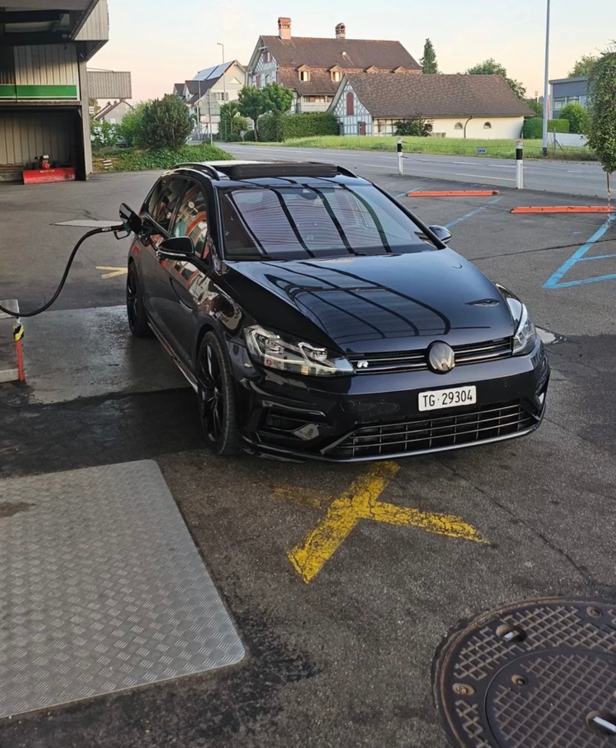 VW Golf Variant 2.0 TSI R 4Motion DSG Panoramadach-image-0