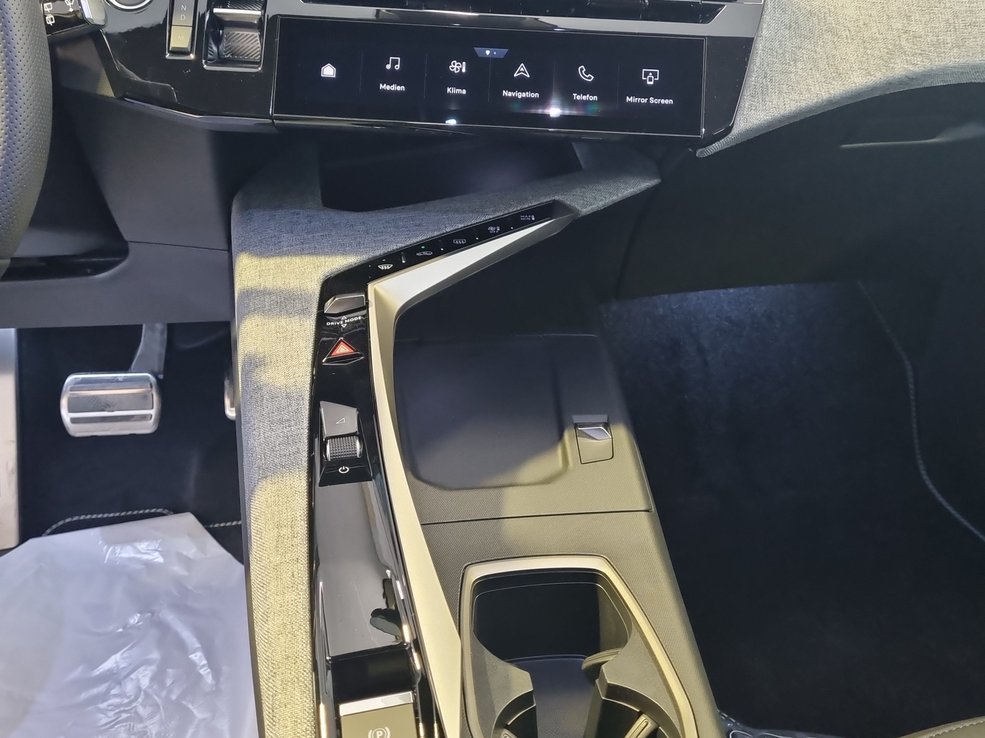 PEUGEOT 5008 145 Hybrid GT 7-Plätzer Pano-image-11