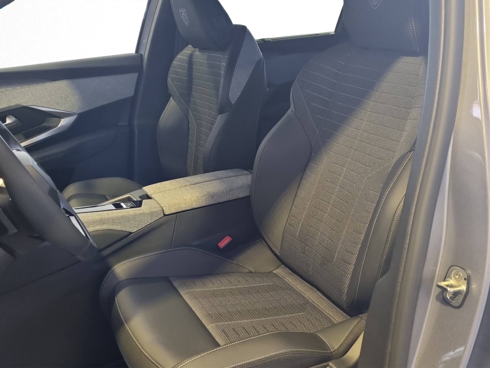 PEUGEOT 5008 145 Hybrid GT 7-Plätzer Pano-image-8