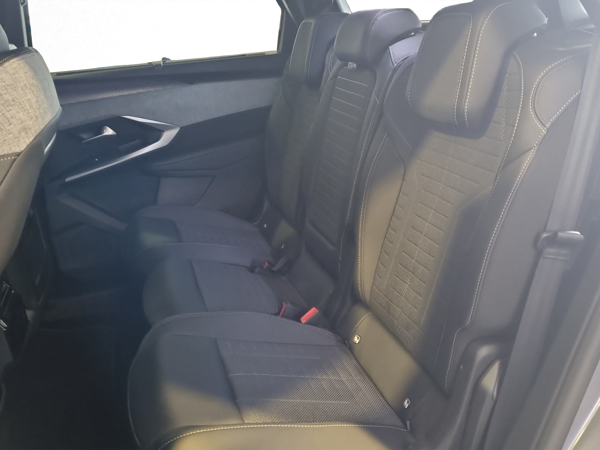 PEUGEOT 5008 145 Hybrid GT 7-Plätzer Pano-image-13