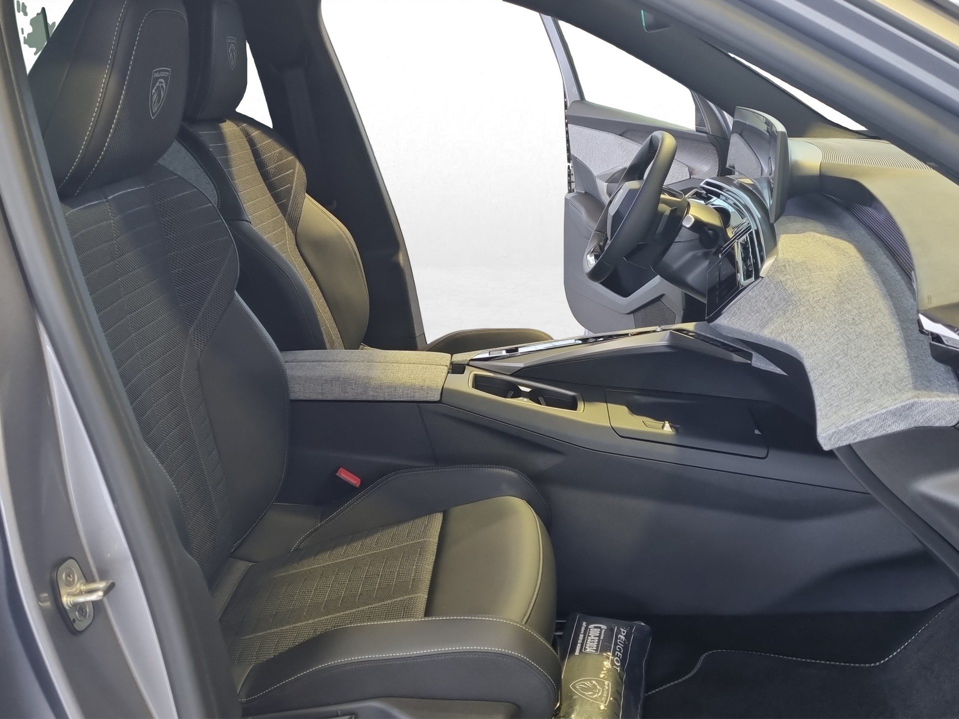 PEUGEOT 5008 145 Hybrid GT 7-Plätzer Pano-image-12