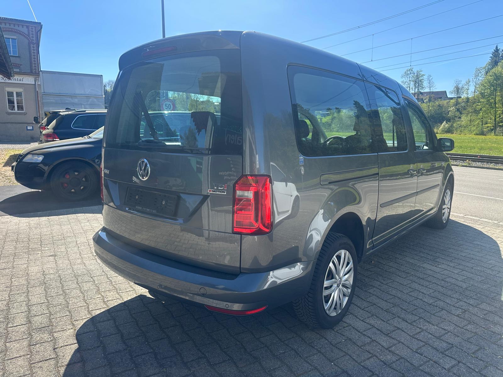 VW Caddy Maxi 2.0 TDI Trendline 4Motion-image-4