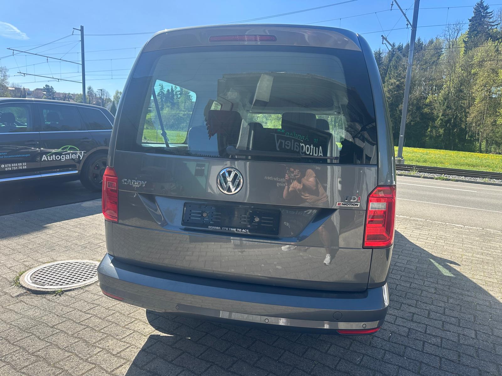 VW Caddy Maxi 2.0 TDI Trendline 4Motion-image-5