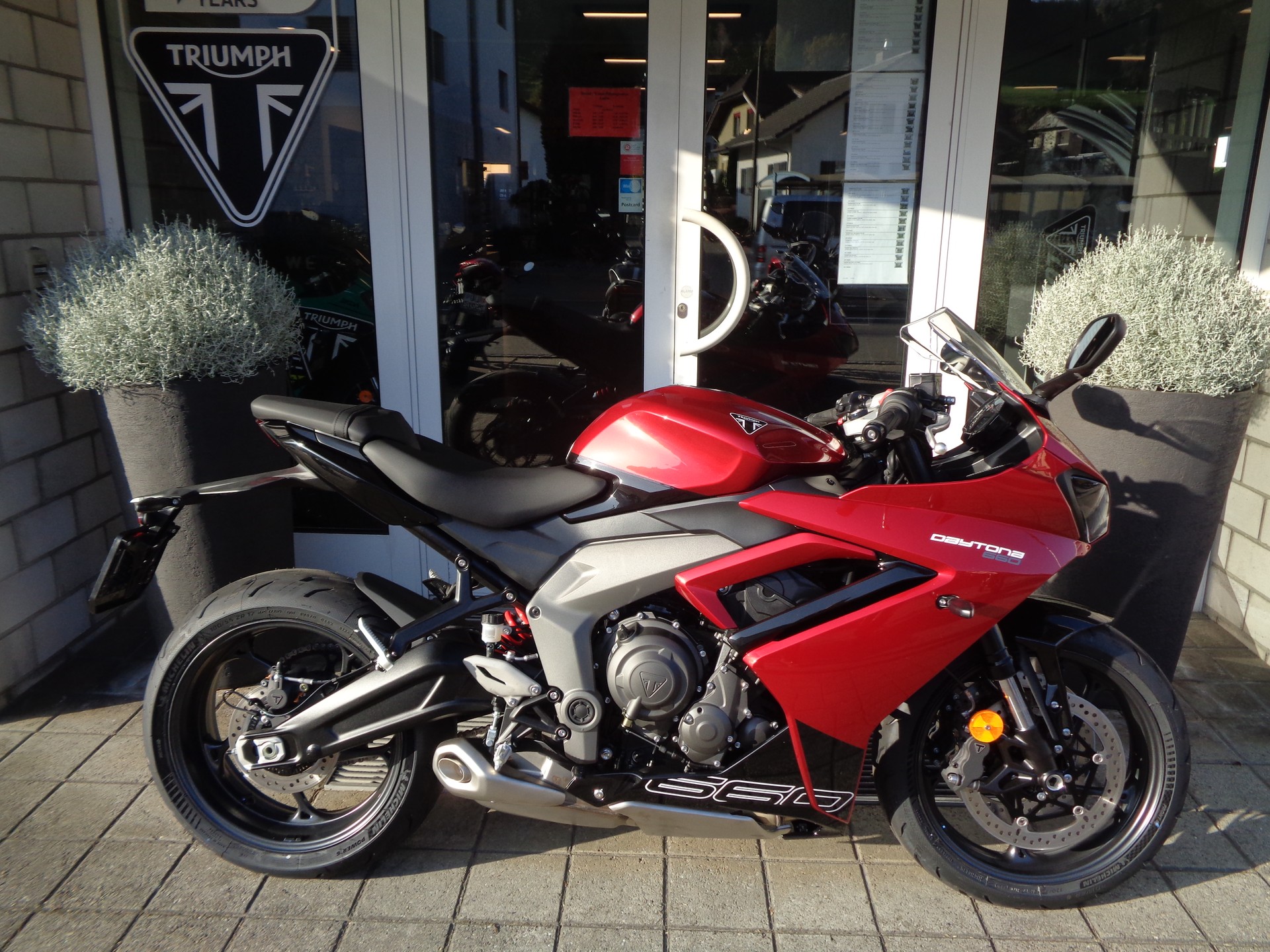 TRIUMPH Daytona 660-showroom-element-2