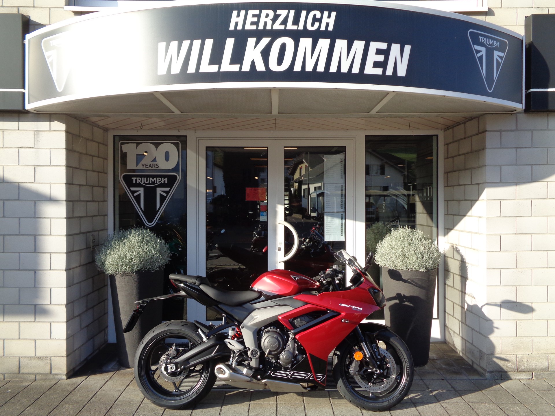 TRIUMPH Daytona 660-showroom-element-1